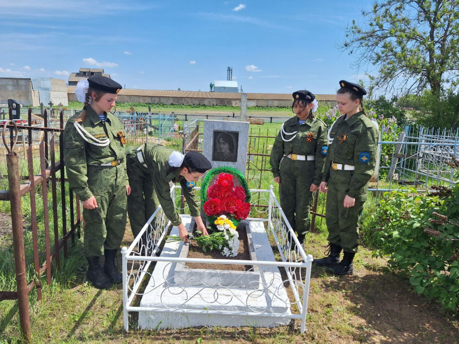 Юнармейцы школы села Любимово возложили цветы на могилу Любови Лехкиор, погибшей в 1944 году работая в тылу в тракторной бригаде