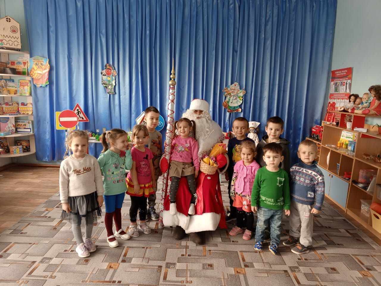 В детских садах района прошли развлечения "С днем рождения, наш любимый Дедушка Мороз"