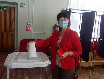 На избирательных участках района сегодня продолжается общероссийское голосование по вопросу одобрения изменений в Конституцию Российской Федерации.