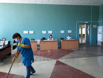 На избирательных участках района: голосование проходит с соблюдением всех санитарных норм, проводится своевременная дезинфекция и уборка помещений.