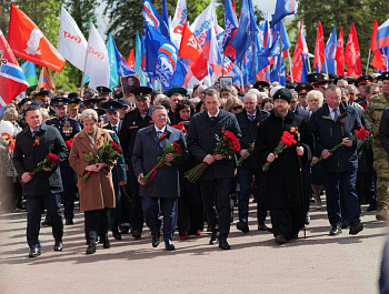 Губернатор Роман Бусаргин вместе с саратовцами почтил память павших в годы Великой Отечественной войны земляков