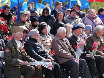Губернатор Роман Бусаргин вместе с саратовцами почтил память павших в годы Великой Отечественной войны земляков