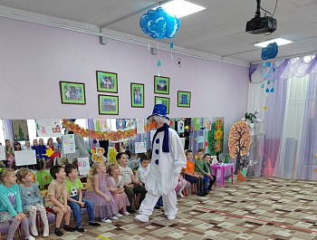 В детских садах района прошли развлечения "С днем рождения, наш любимый Дедушка Мороз"