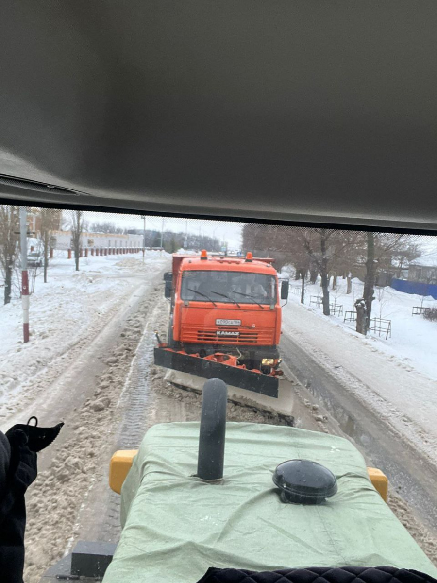 Муниципальным учреждением "АХО ОМСУ Советского района" после обильного снегопада проводится расчистка улиц           