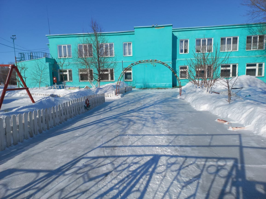 Муниципальными образовательными организациями Советского района обеспечивается  уборка снега на отведенных и прилегающих к учреждениям территориях