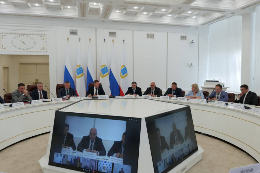 Губернатор Роман Бусаргин провел постоянно действующее совещание с зампредами и министрами правительства области