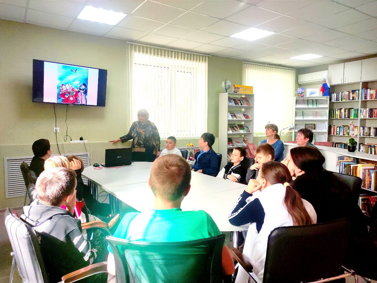 Сотрудники муниципальной библиотеки управления культуры и кино администрации района провели православный час для детей с ограниченными возможностями
