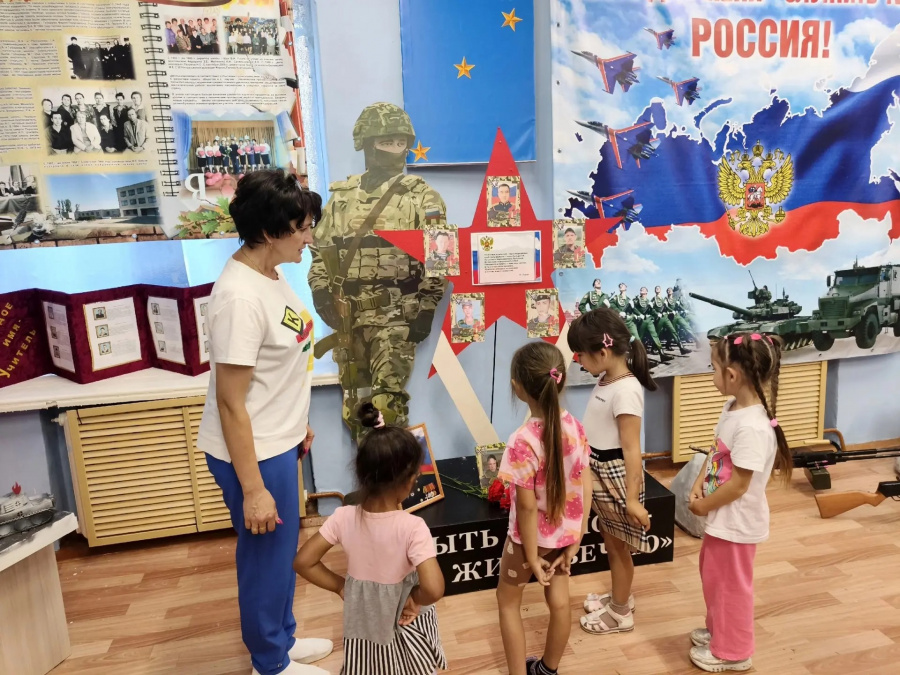 В рамках работы управления образования администрации района дошкольники МБДОУ - д/с « Василёк» с. Любимово посетили школьный музей