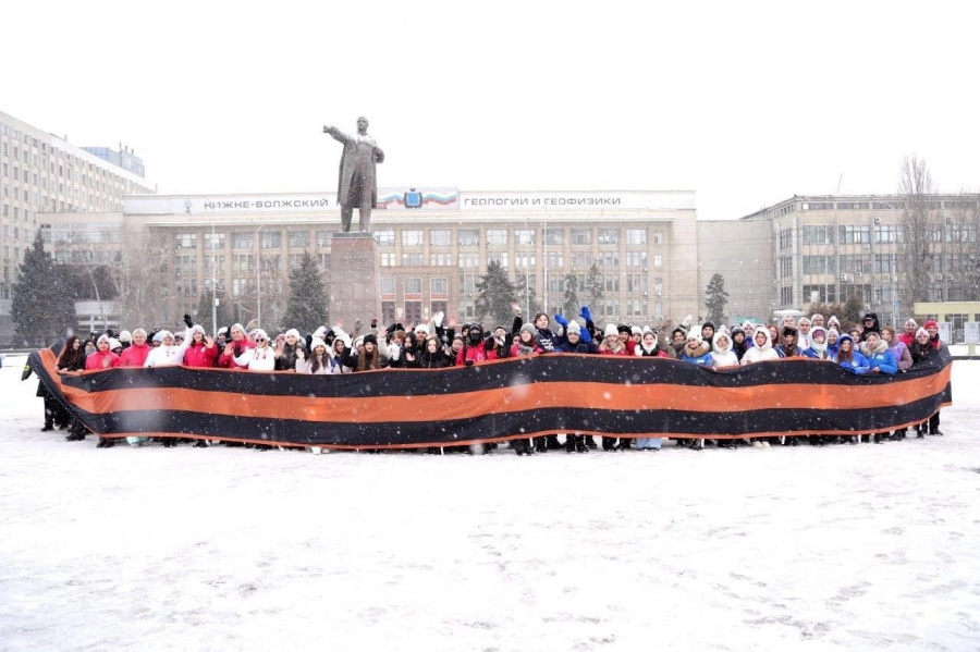 В честь 80-летия снятия блокады Ленинграда на главной площади региона развернули 100 метровую Георгиевскую ленту