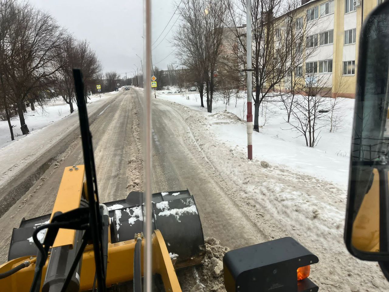 Муниципальным учреждением "АХО ОМСУ Советского района" после обильного снегопада проводится расчистка улиц           