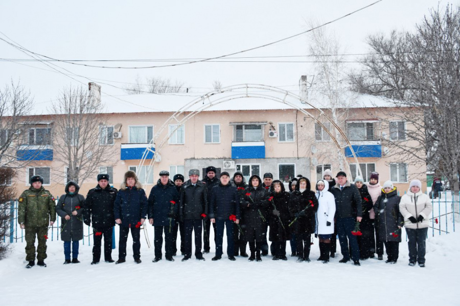  В парке им. Г.С. Лузянин представители администрации района, правоохранительных органов, общественных организаций и депутаты возложили цветы к подножию памятника "Защитникам Отечества"