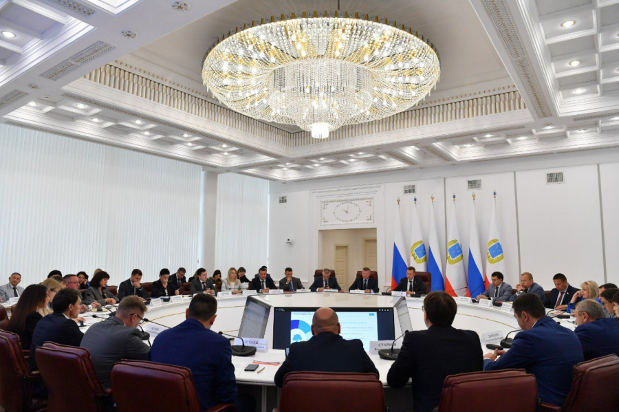 Роман Бусаргин провел постоянно действующее совещание с руководителями министерств и ведомств Правительства области
