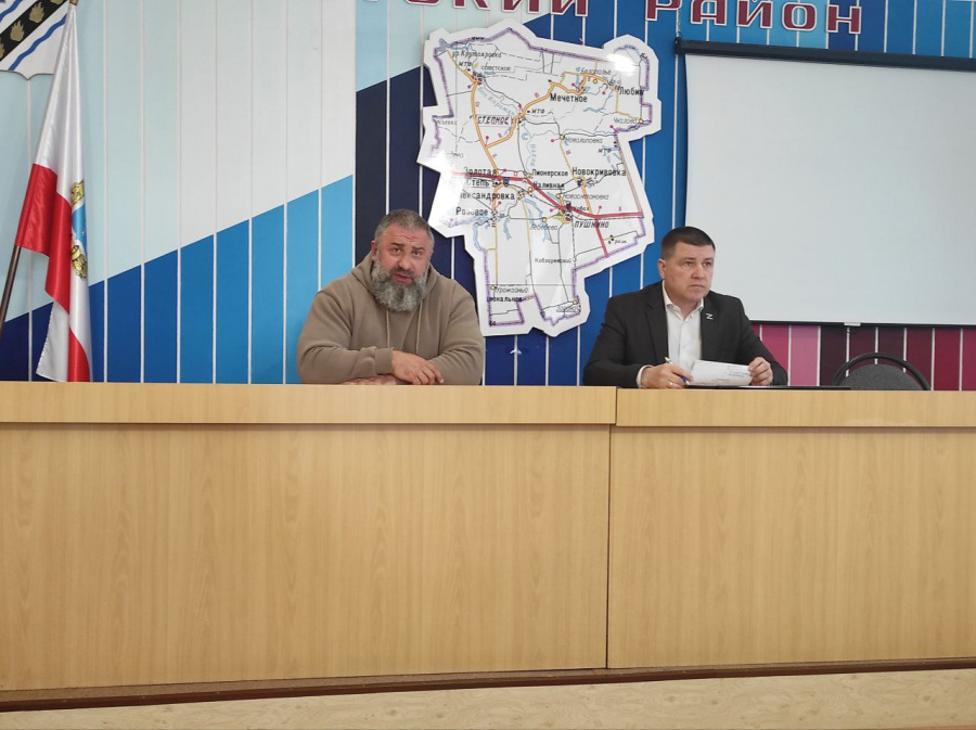 Сегодня в администрации района состоялась встреча с общественным деятелем, известным саратовским силачом Вячеславом Анатольевичем Максютой
