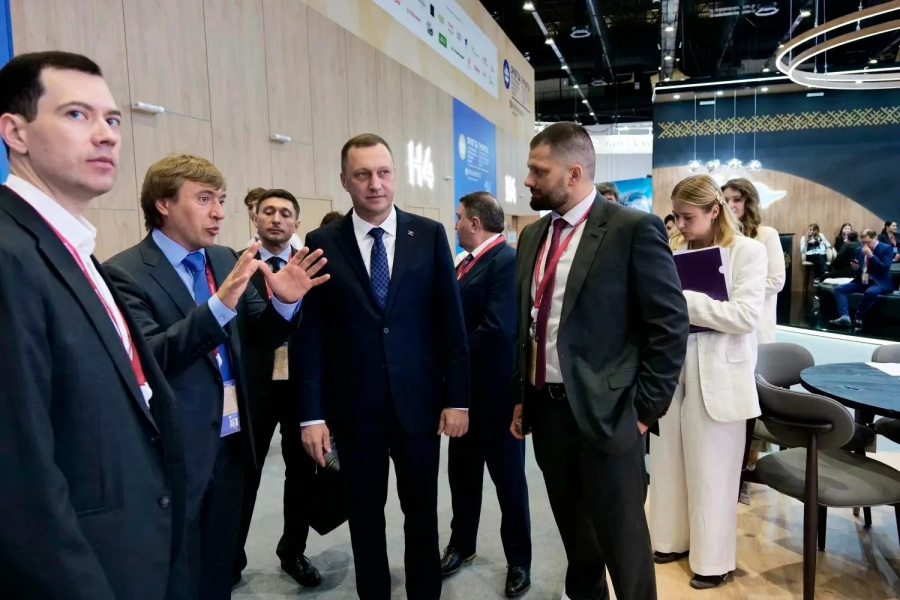 Губернатор Роман Бусаргин на Петербургском международном экономическом форуме встретился с руководителем Федерального агентства по делам молодежи Григорием Гуровым Губернатор Роман Бусаргин на Петербургском международном экономическом форуме встретился с руководителем Федерального агентства по делам молодежи Григорием Гуровым