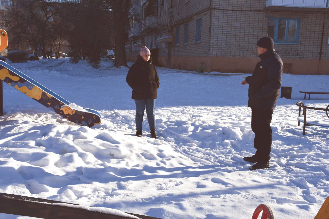 Очистка от снега на контроле администрации района и общественников        