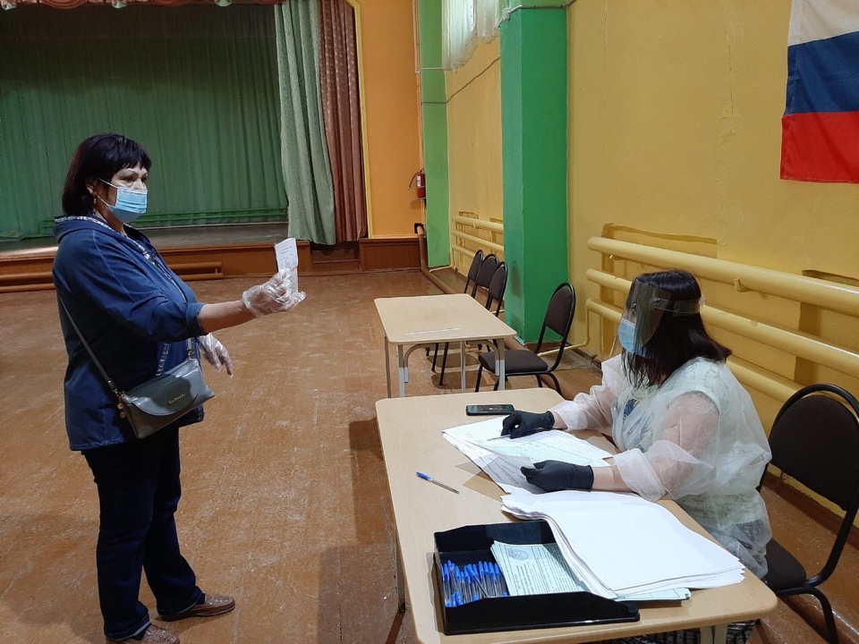 В Советском районе с 8.00 часов открылись избирательные участки по проведению общероссийского голосования по вопросу одобрения изменений в Конституцию РФ.