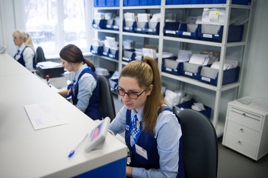 Почта России повысила зарплаты 115 000 сотрудников основных производственных профессий