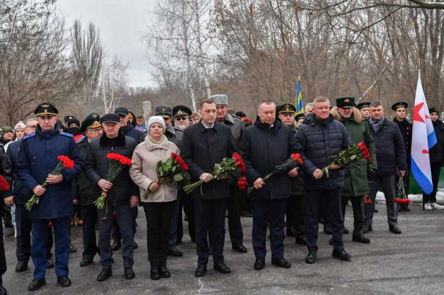 Губернатор почтил память погибших бойцов в День неизвестного Солдата