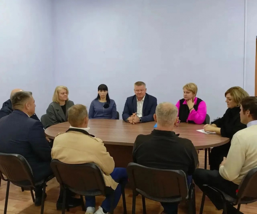 Сотрудники администрации района провели встречу с Вице‑губернатором — руководителем аппарата губернатора области Михаилом Исаевым Сотрудники администрации района провели встречу с Вице‑губернатором — руководителем аппарата губернатора области Михаилом Исаевым
