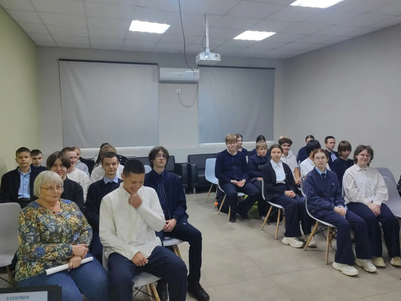 Сотрудниками библиотечной системы администрации района проведен познавательный час "Богатство России в многоцветии языков"