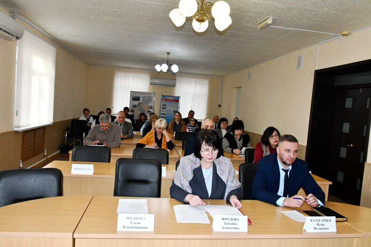 Глава района Фёдор Калмыков провёл очередное заседание постоянно действующего совещания