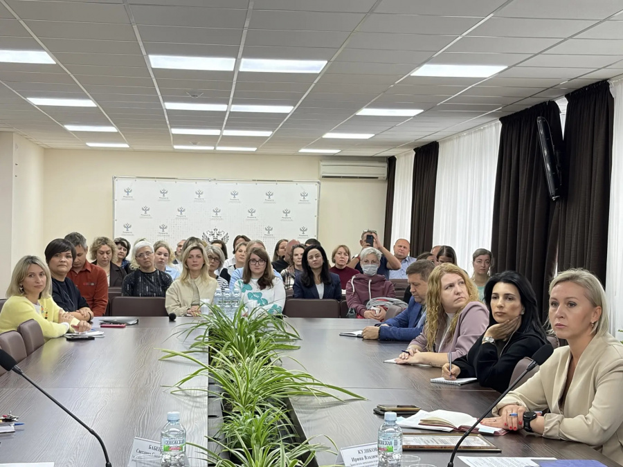 От награждения лучших до новых правил устранения пересечений с сельхозугодиями: в саратовском Росреестре прошла рабочая встреча с кадастровыми инженерами