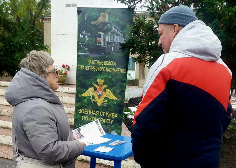 На центральной площади поселка работал выездной пункт по призыву граждан на военную службу по контракту