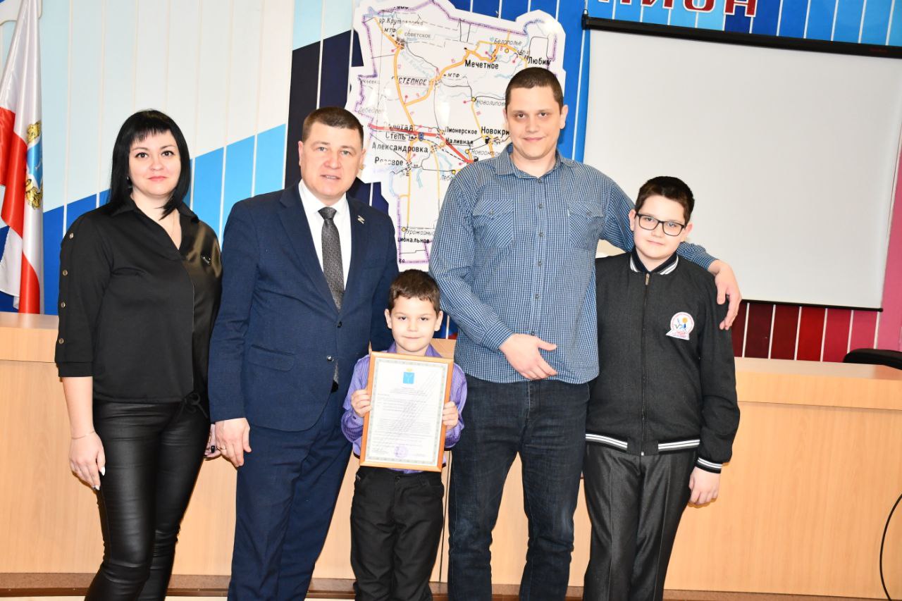 Глава района Сергей Пименов вручил сертификаты о праве на получение социальной выплаты на приобретение жилого помещения молодым семьям