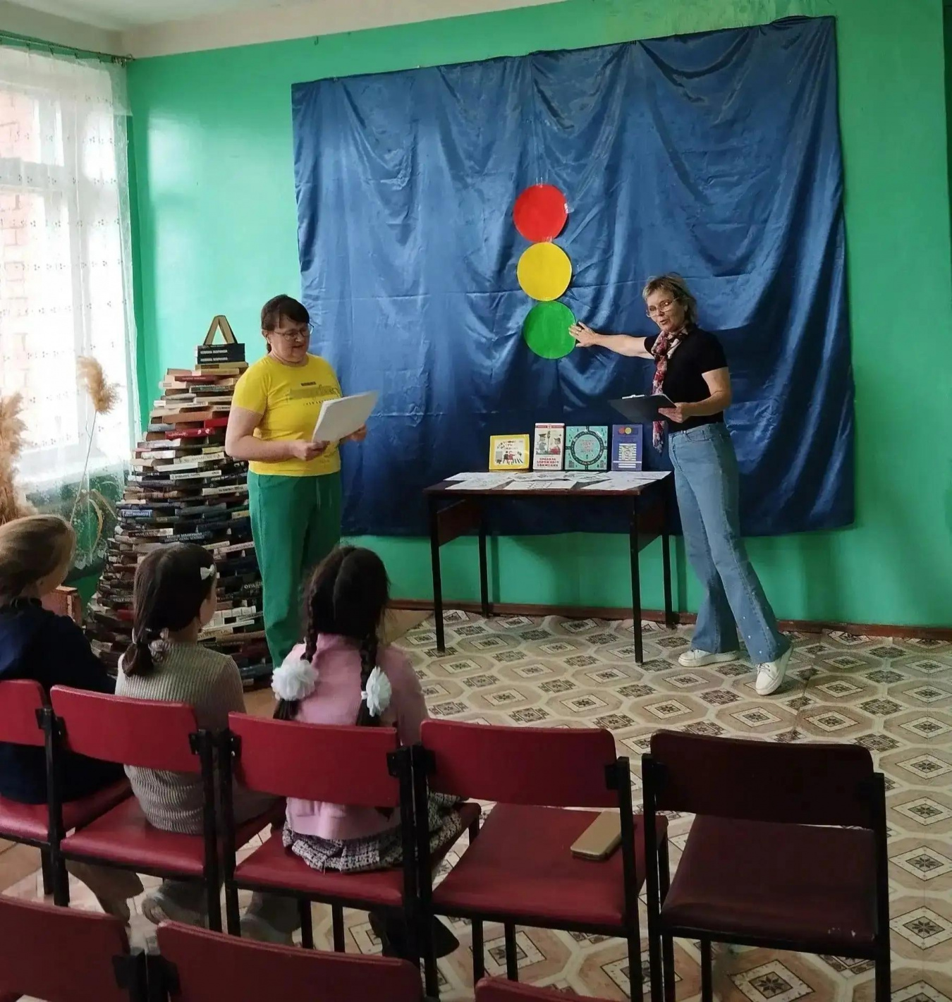 Сотрудниками библиотечной системы администрации района проведен познавательный час «Светофор — лучший друг»