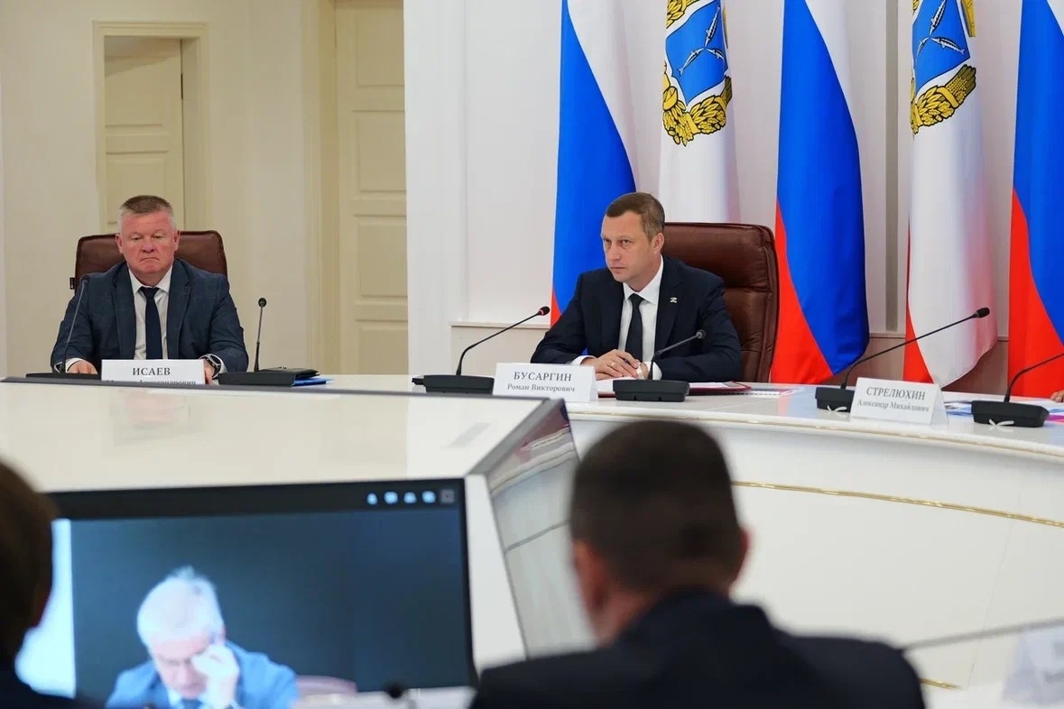 Губернатор Саратовской области Роман Бусаргин провел постоянно действующее совещание с зампредами правительства, министрами и руководителями ведомств, а также главами районов