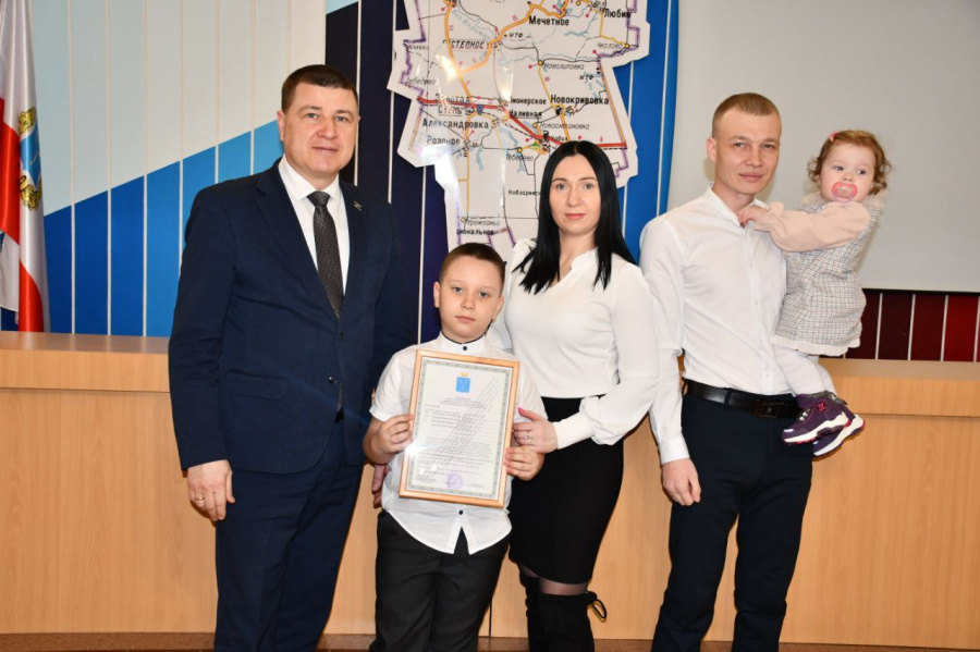Глава района Сергей Пименов вручил сертификаты о праве на получение социальной выплаты на приобретение жилого помещения молодым семьям