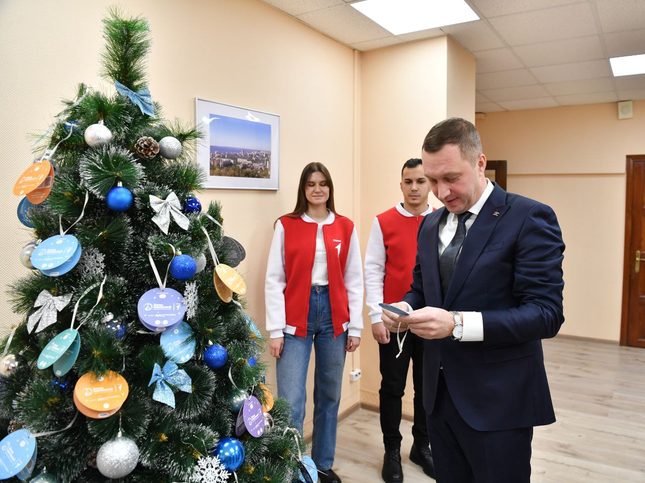 Роман Бусаргин принял участие в доброй новогодней акции «Ёлка желаний»
