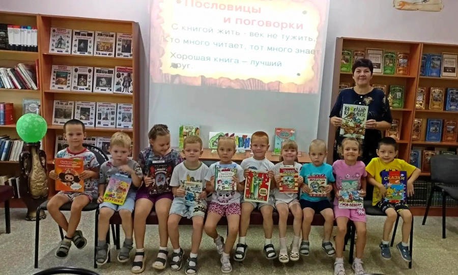 Сотрудниками библиотечной системы администрации района проведено литературное путешествие во времени «Книги из страны детства»