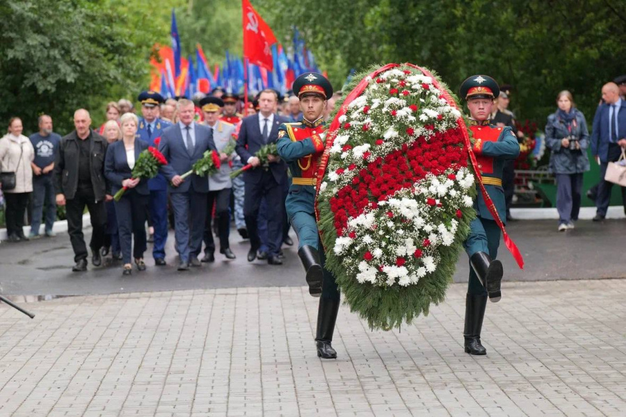 Глава региона возложил цветы к мемориалу погибшим в Великой Отечественной войне