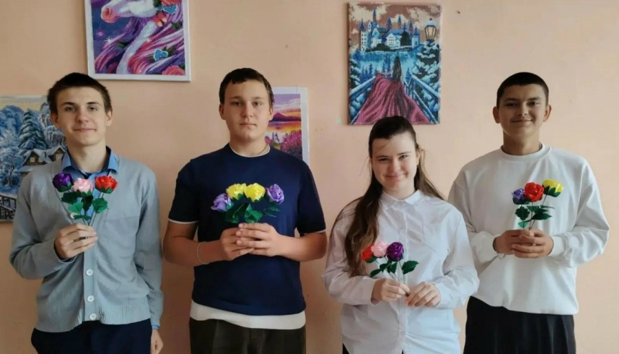 В рамках работы управления образования администрации района проведен мастер-класс "Розы из атласных лент"