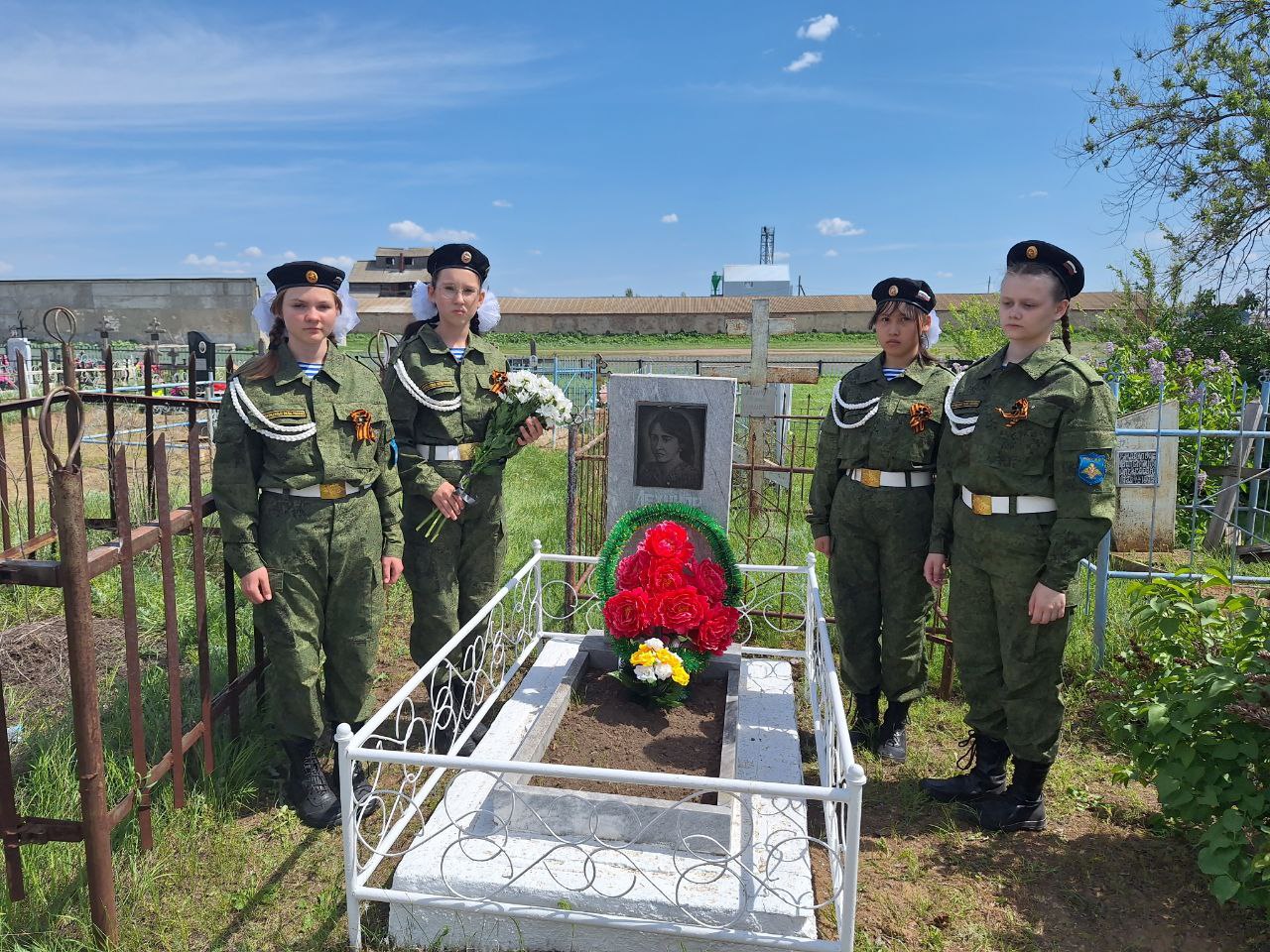 Юнармейцы школы села Любимово возложили цветы на могилу Любови Лехкиор, погибшей в 1944 году работая в тылу в тракторной бригаде