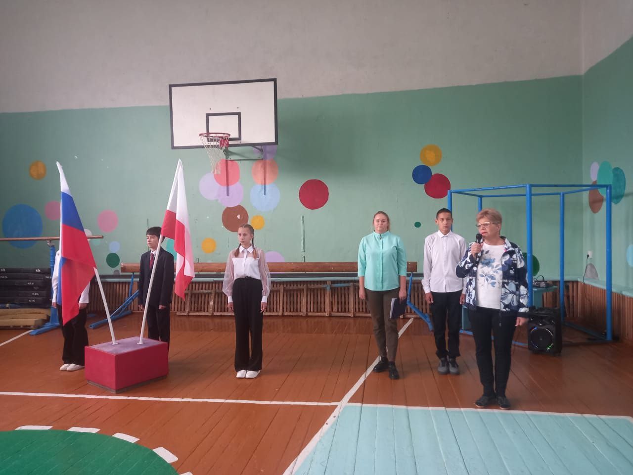 11 сентября в школах района перед началом занятий прошли традиционные торжественные церемонии поднятия (выноса) государственного флага РФ