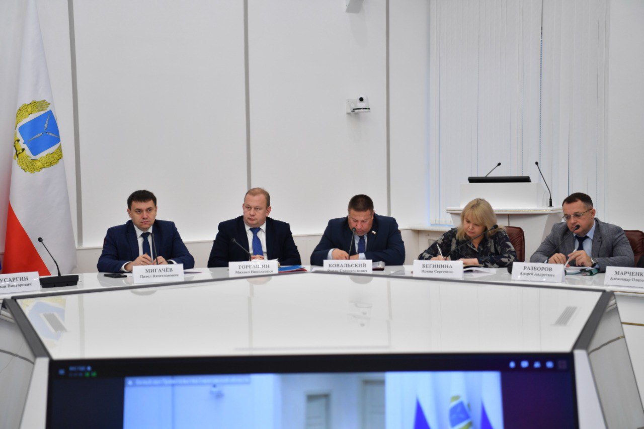 Губернатор Роман Бусаргин провел постоянно действующее совещание с зампредами и министрами, а также главами районов области