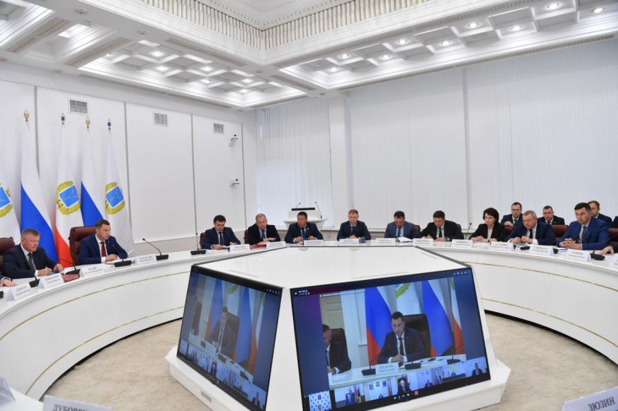 Губернатор Роман Бусаргин провел постоянно действующее совещание с зампредами и министрами