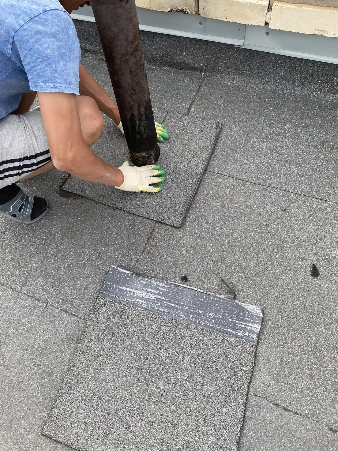 В рамках работы управления образования администрации района в МБОУ-СОШ р.п. ведется капитальный ремонт кровли 