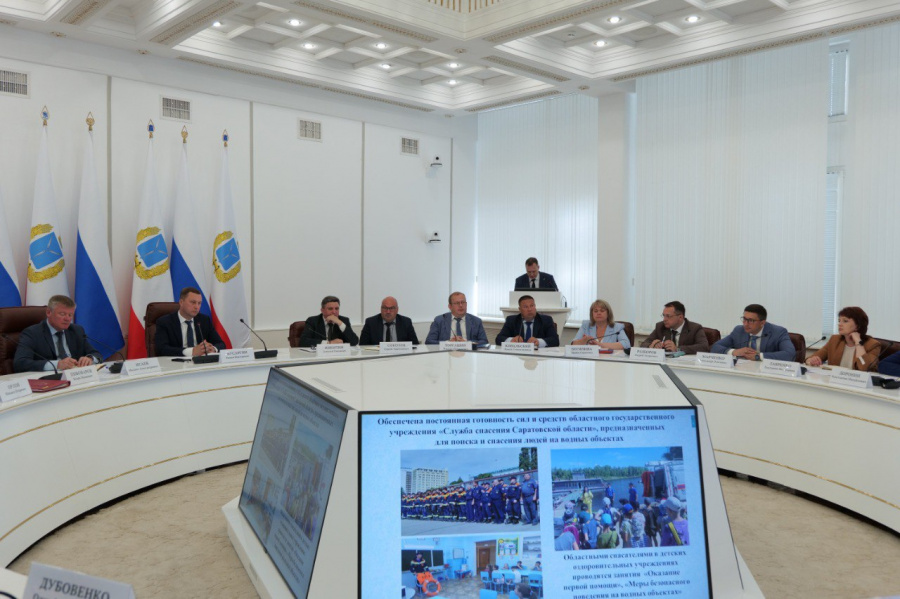 Губернатор Роман Бусаргин провел постоянно действующее совещание с зампредами и министрами Правительства области, а также главами районов