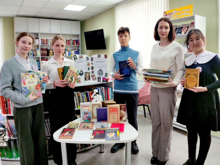 Сотрудники муниципальной библиотеки управления культуры и кино администрации района провели акцию "Дарите книги с любовью 