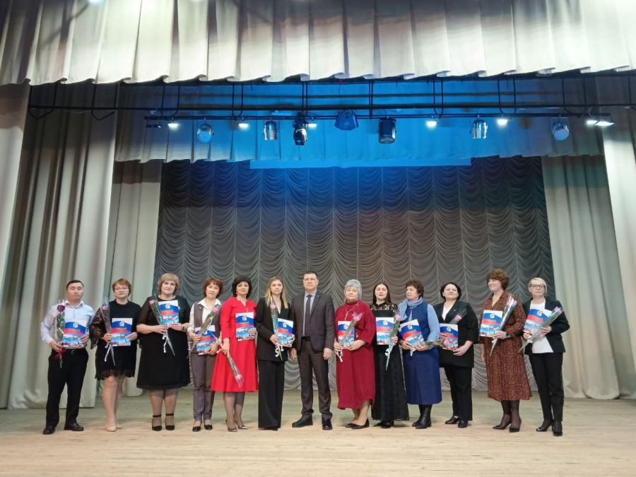 При поддержке администрации района на сцене РДК состоялась премьера программы «От всей души», посвящённой людям самой замечательной профессии— учителям