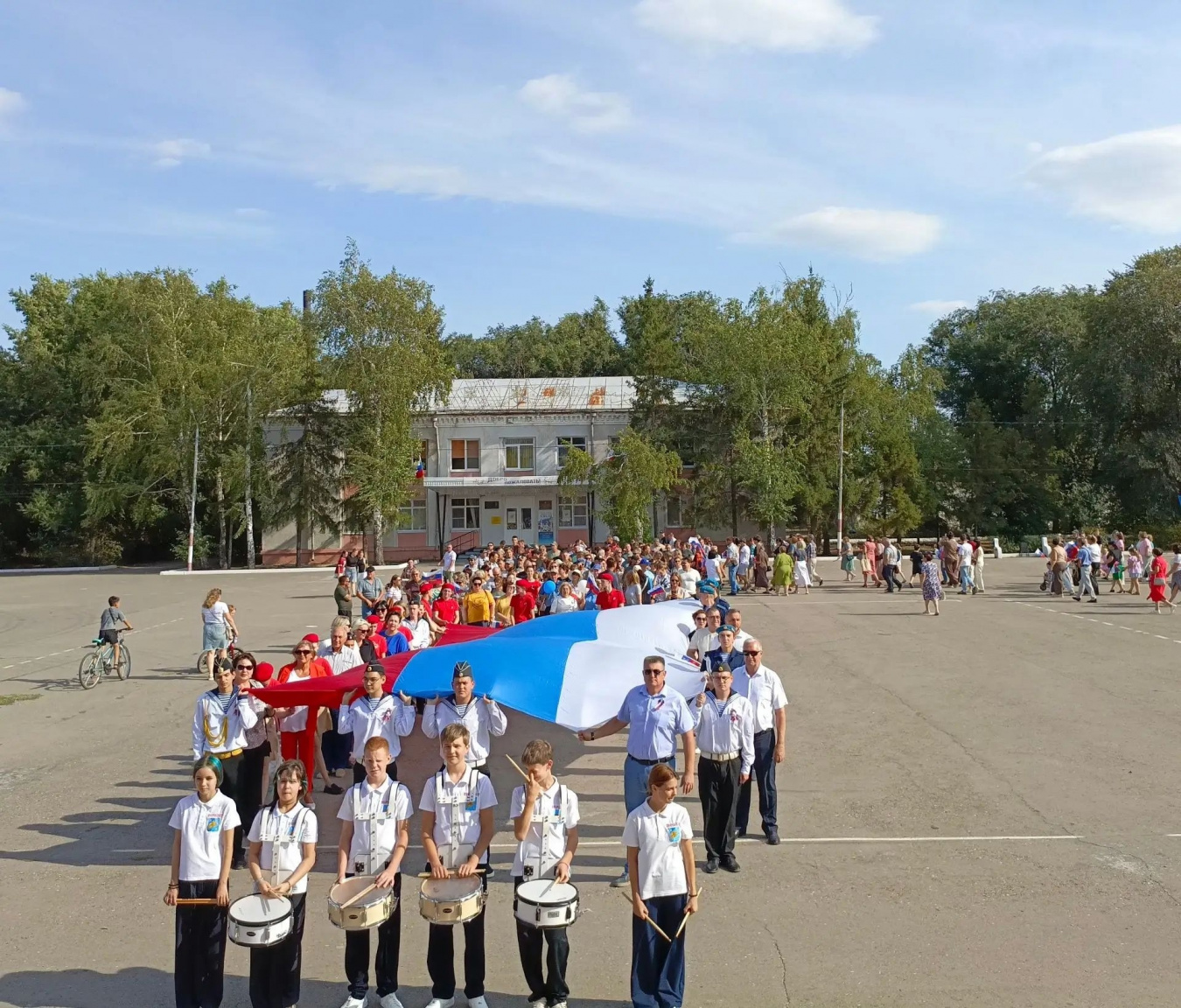 В рамках работы администрации района проведено мероприятие посвященное  Дню флага 