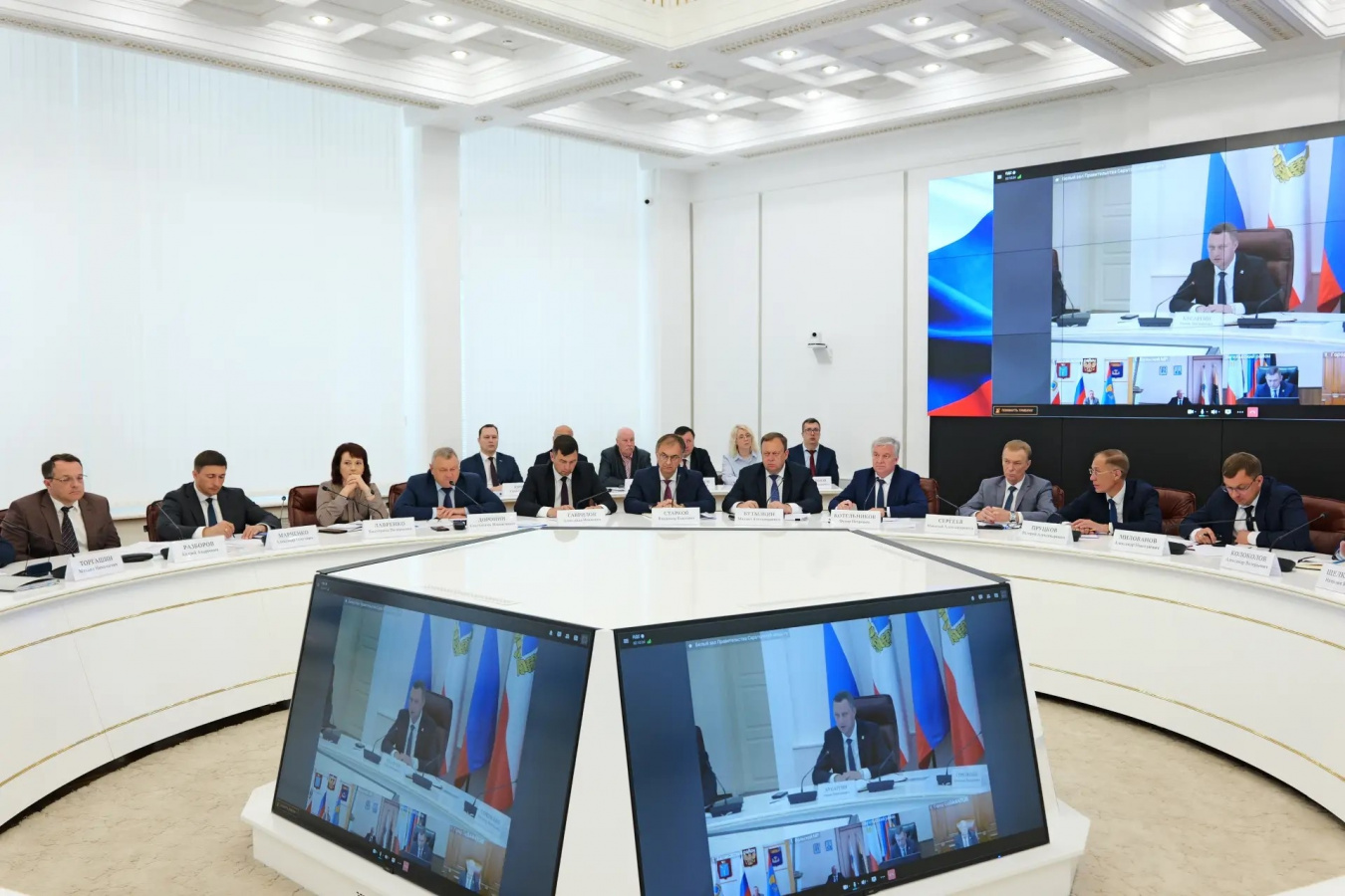 Губернатор Саратовской области Роман Бусаргин провел постоянно действующее совещание с зампредами Правительства, министрами и руководителями ведомств, а также главами районов