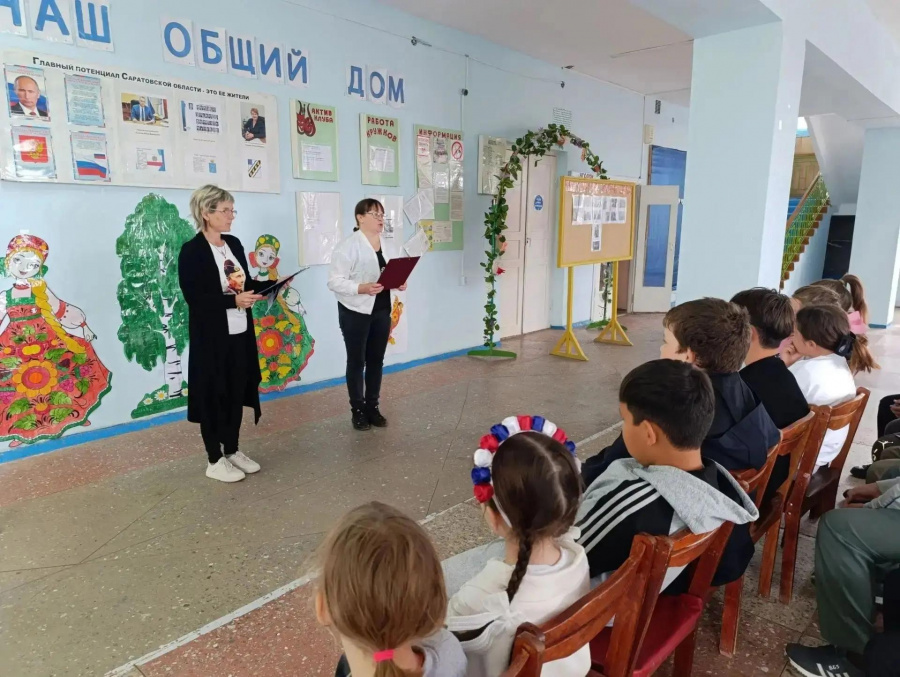 Сотрудниками администрации района проведен познавательный час «Родной язык — душа народа»