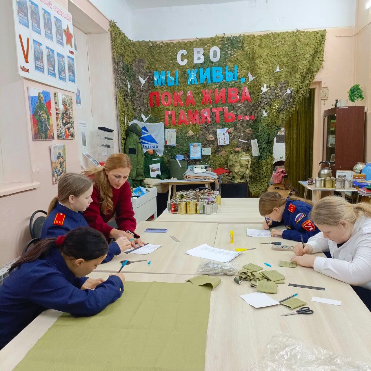 В рамках работы РДДиЮ администрации района школьники создали обереги для участников СВО