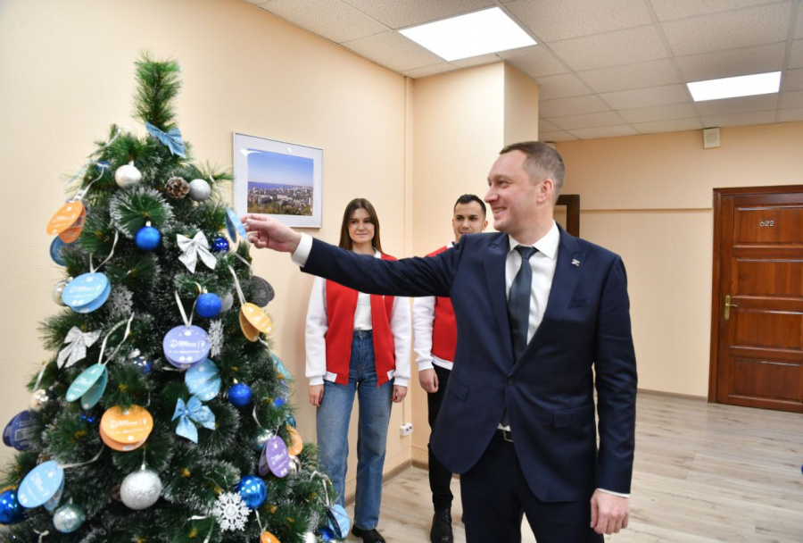 Роман Бусаргин принял участие в доброй новогодней акции «Ёлка желаний»