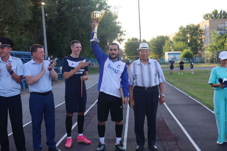 При поддержке администрации района на стадионе «Нефтяник» прошёл товарищеский матч по футболу между командами «Арсенал»  и «РОВД»
