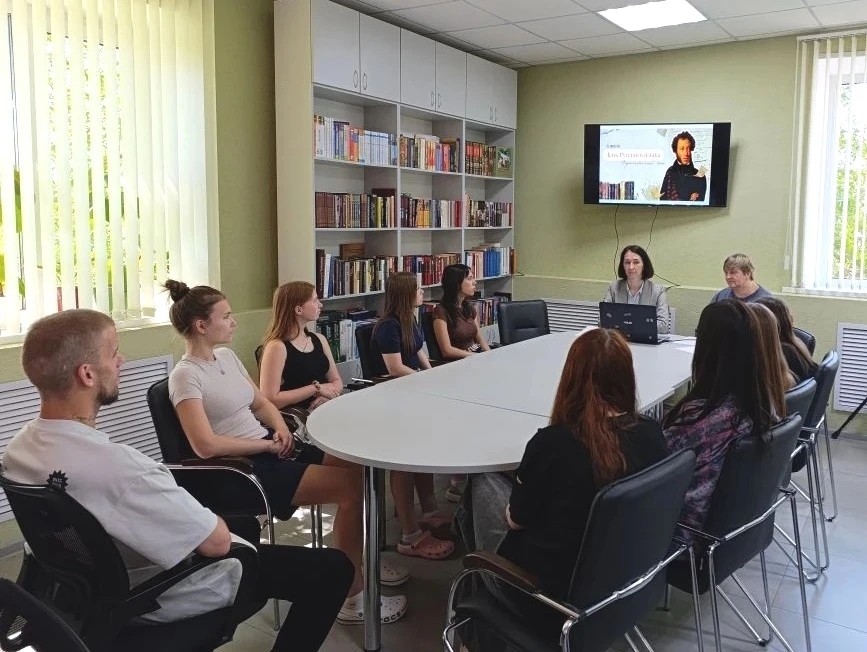 Сотрудниками библиотечной системы администрации района проведен познавательный час "Русский язык. Великий и могучий" 